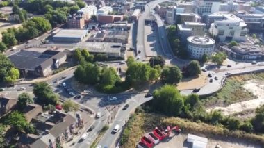 Günbatımında İngiliz Karayolları ve Trafik Yüksek Açı Görüntüsü. İngiltere 'nin Milton Keynes şehrindeki kavşağın üzerindeki trafik kayıtları hızlandırıldı.