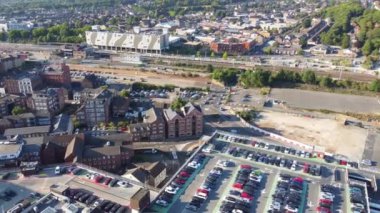 İngiltere 'den geçen raylardaki İngiliz Demiryolları. Drone Kamera Görünümü 