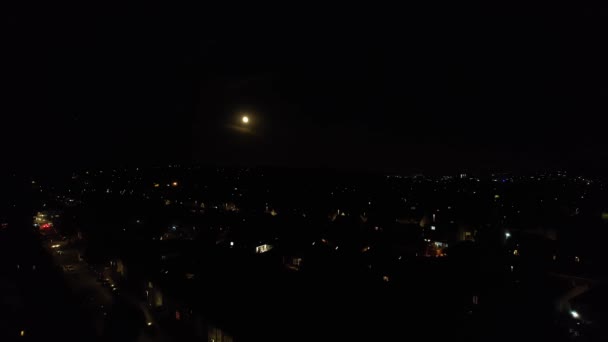 Moon Light Sobre British Town Por Noche Toma Imágenes Ángulo — Vídeos de Stock