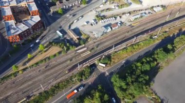 İngiltere 'den geçen raylardaki İngiliz Demiryolları. Drone Kamera Görünümü 