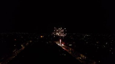 Canlı Havai fişeklerin Güzel Hava Görüntüsü ve Gece Yolları ve Şehir Aydınlandı