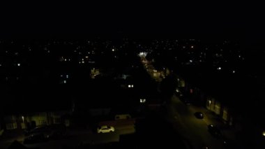 Canlı Havai fişeklerin Güzel Hava Görüntüsü ve Gece Yolları ve Şehir Aydınlandı