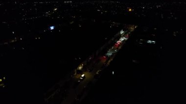 Canlı Havai fişeklerin Güzel Hava Görüntüsü ve Gece Yolları ve Şehir Aydınlandı