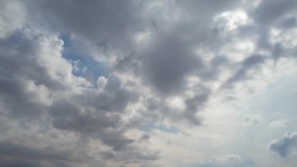 Быстрые Движущиеся Облака Над Британским Городом Кадры Time Lapse Дождливый — стоковое видео