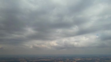 Dramatik Bulutların ve Gökyüzünün Güzel Yüksek Açılı Görüntüsü