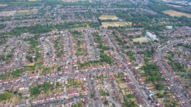 İngiliz şehrinin güzel yüksek açılı manzarası dramatik bulutlu bir günde, Luton Town Center 'ın hava manzarası