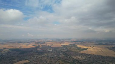İngiliz şehrinin güzel yüksek açılı manzarası dramatik bulutlu bir günde, Luton Town Center 'ın hava manzarası