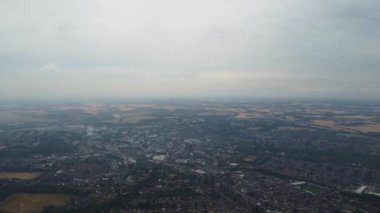 İngiliz şehrinin güzel yüksek açılı manzarası dramatik bulutlu bir günde, Luton Town Center 'ın hava manzarası