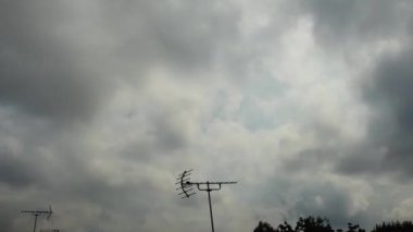 Şehrin Üzerindeki Güzel Bulutların Zaman Hızı Görüntüsü