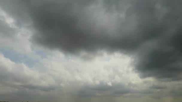戏剧化的云彩和天空美丽的高角镜头 — 图库视频影像