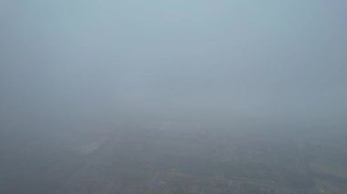 İngiliz Kasabasında Hızlı Yağmur Bulutları