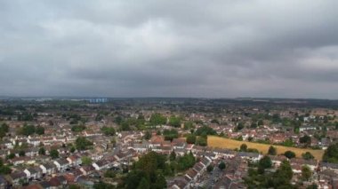 İngiltere 'nin Luton şehrinde Uçan Güvercinlerin Yavaş Hareketi