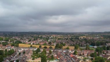 İngiltere 'nin Luton şehrinde Uçan Güvercinlerin Yavaş Hareketi
