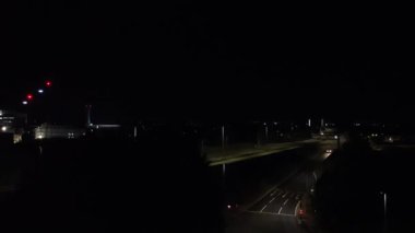 İngiliz Şehri üzerinde Gece Yolları ve Trafik Aydınlandı