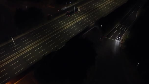 Verlichte Wegen Verkeer Boven British City Tijdens Nacht — Stockvideo