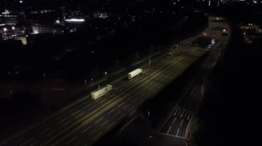 İngiliz Şehri üzerinde Gece Yolları ve Trafik Aydınlandı