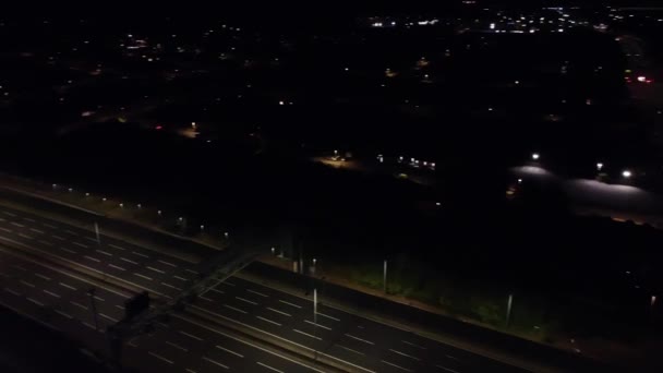 Verlichte Wegen Verkeer Boven British City Tijdens Nacht — Stockvideo