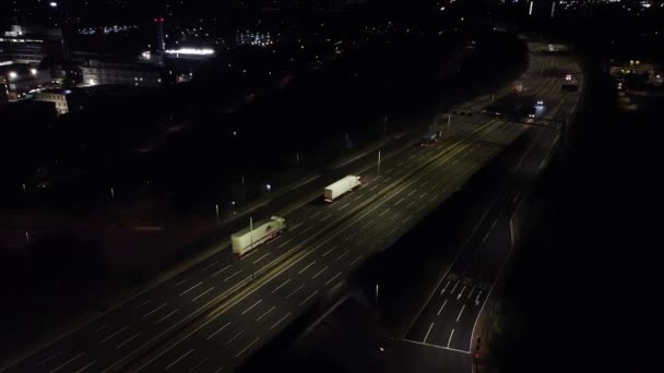 Belysta Vägar Och Trafik Över British City Natten — Stockvideo