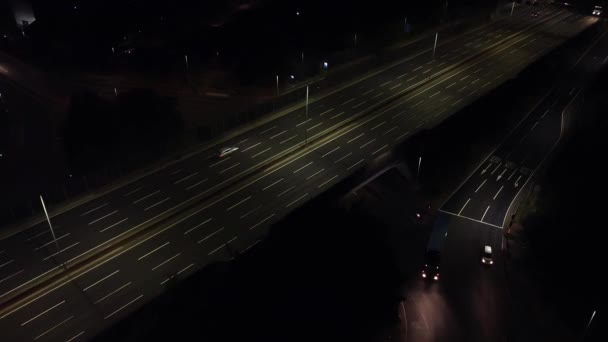 Belysta Vägar Och Trafik Över British City Natten — Stockvideo