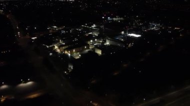 İngiliz Şehri üzerinde Gece Yolları ve Trafik Aydınlandı