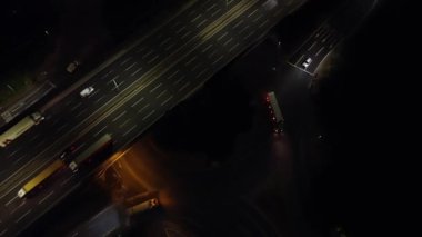 İngiliz Şehri üzerinde Gece Yolları ve Trafik Aydınlandı