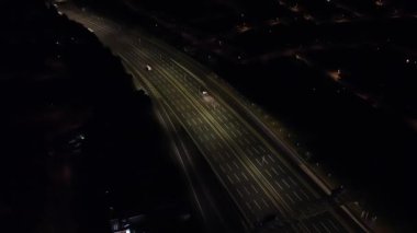 İngiliz Şehri üzerinde Gece Yolları ve Trafik Aydınlandı