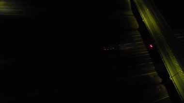 İngiliz Şehri üzerinde Gece Yolları ve Trafik Aydınlandı