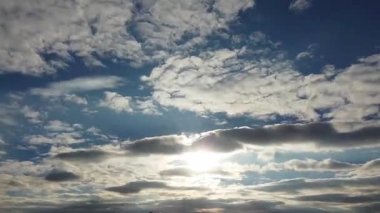 Şehrin Üzerindeki Güzel Bulutların Zaman Hızı Görüntüsü