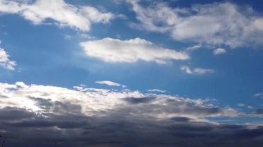 Şehrin Üzerindeki Güzel Bulutların Zaman Hızı Görüntüsü