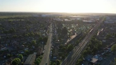 İngiltere 'nin Luton şehrinin hava görüntüleri, Leagrave tren istasyonuna yakın, raylar ve evler üzerinde tren.