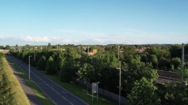 İngiltere 'nin Luton şehrinin hava görüntüleri, Leagrave tren istasyonuna yakın, raylar ve evler üzerinde tren.