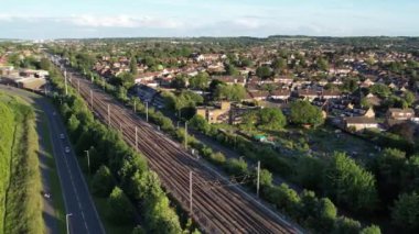 İngiltere 'nin Luton şehrinin hava görüntüleri, Leagrave tren istasyonuna yakın, raylar ve evler üzerinde tren.
