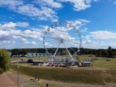 ENGLAND, İngiltere - 21. AĞUSTOS 2022: Willen Gölü Halk Parkı Milton Keynes 'de Dönme Dolaşım ve Gezinti. Willen Lake, Milton Keynes, Buckinghamshire 'da bulunan bir ziyaretçi merkezi..