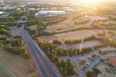 İngiltere, İngiltere, İngiltere, MILTON KEYNES - 21 Eylül 2022: Caldecotte Gölü ve Binalarının Hava Görüntüsü. İngiltere 'de yer alan göl, yolun iki tarafına bölünmüştür: Çevredeki Bar, Restoran ve Oteller.
