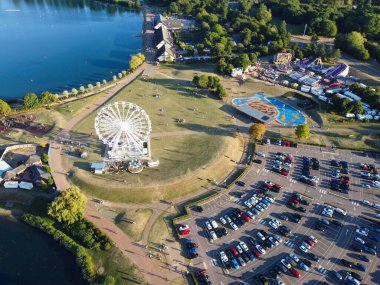 ENGLAND, İngiltere - 21. AĞUSTOS 2022: Willen Gölü Halk Parkı Milton Keynes 'de Dönme Dolaşım ve Gezinti. Willen Lake, Milton Keynes, Buckinghamshire 'da bulunan bir ziyaretçi merkezi..
