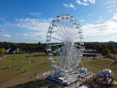 ENGLAND, İngiltere - 21. AĞUSTOS 2022: Willen Gölü Halk Parkı Milton Keynes 'de Dönme Dolaşım ve Gezinti. Willen Lake, Milton Keynes, Buckinghamshire 'da bulunan bir ziyaretçi merkezi..