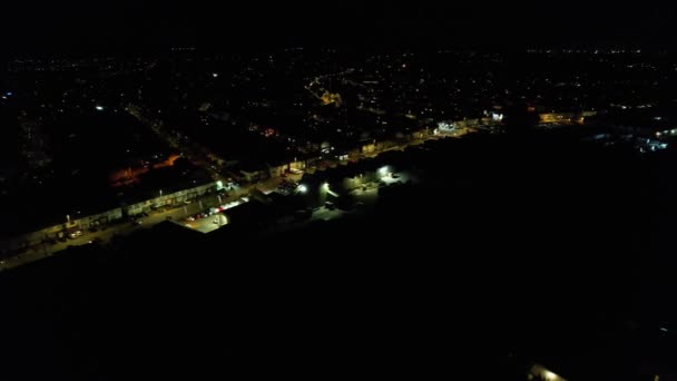 Νυχτερινή Αεροφωτογραφία Της Φωτισμένης Βρετανικής Πόλης Πλάνα Drone Της Πόλης — Αρχείο Βίντεο