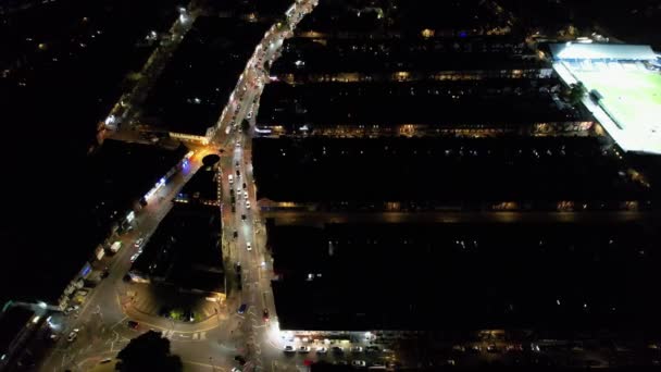 Νυχτερινή Αεροφωτογραφία Της Φωτισμένης Βρετανικής Πόλης Πλάνα Drone Της Πόλης — Αρχείο Βίντεο