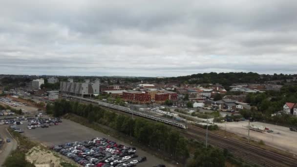 Θέα Υψηλής Γωνίας Του Σιδηροδρομικού Σταθμού Και Των Κτιρίων Στην — Αρχείο Βίντεο