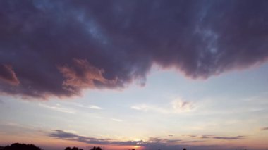 İngiltere 'nin Luton şehrinde Güzel Günbatımı Sahnesinin Yüksek Açı Görüntüsü