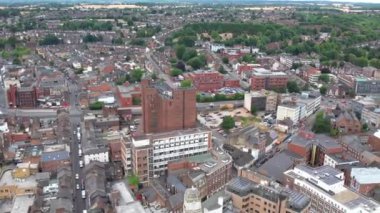 Luton Şehir Merkezi ve Yerel Binalar, Yüksek Angle Drone 'un Luton Şehir Merkezi ve Tren İstasyonu Manzarası. Luton İngiltere Büyük Britanya
