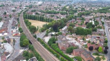 Luton Şehir Merkezi ve Yerel Binalar, Yüksek Angle Drone 'un Luton Şehir Merkezi ve Tren İstasyonu Manzarası. Luton İngiltere Büyük Britanya