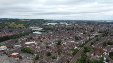Luton Şehir Merkezi ve Yerel Binalar, Yüksek Angle Drone 'un Luton Şehir Merkezi ve Tren İstasyonu Manzarası. Luton İngiltere Büyük Britanya