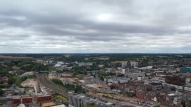 Luton Şehir Merkezi ve Yerel Binalar, Yüksek Angle Drone 'un Luton Şehir Merkezi ve Tren İstasyonu Manzarası. Luton İngiltere Büyük Britanya