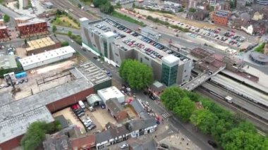 Luton Şehir Merkezi ve Yerel Binalar, Yüksek Angle Drone 'un Luton Şehir Merkezi ve Tren İstasyonu Manzarası. Luton İngiltere Büyük Britanya