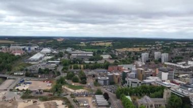 Luton Şehir Merkezi ve Yerel Binalar, Yüksek Angle Drone 'un Luton Şehir Merkezi ve Tren İstasyonu Manzarası. Luton İngiltere Büyük Britanya