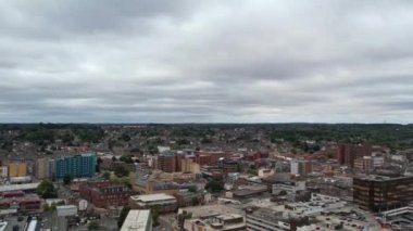 Luton Şehir Merkezi ve Yerel Binalar, Yüksek Angle Drone 'un Luton Şehir Merkezi ve Tren İstasyonu Manzarası. Luton İngiltere Büyük Britanya