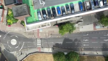 Luton Şehir Merkezi ve Yerel Binalar, Yüksek Angle Drone 'un Luton Şehir Merkezi ve Tren İstasyonu Manzarası. Luton İngiltere Büyük Britanya