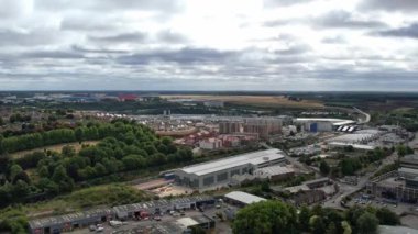 Luton Şehir Merkezi ve Yerel Binalar, Yüksek Angle Drone 'un Luton Şehir Merkezi ve Tren İstasyonu Manzarası. Luton İngiltere Büyük Britanya