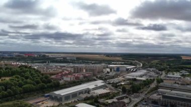 Luton Şehir Merkezi ve Yerel Binalar, Yüksek Angle Drone 'un Luton Şehir Merkezi ve Tren İstasyonu Manzarası. Luton İngiltere Büyük Britanya
